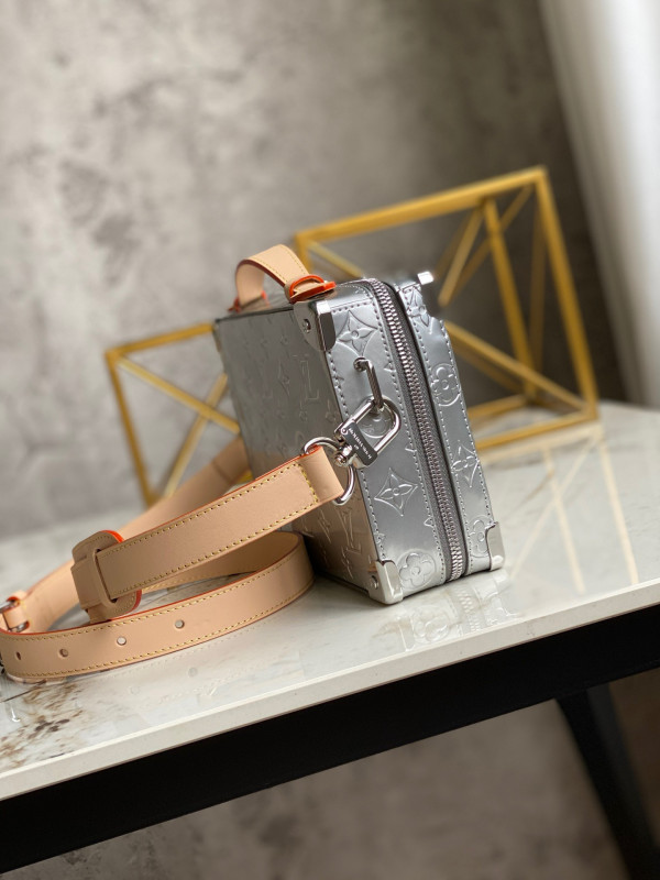 l0*is V*t0n handle trunk