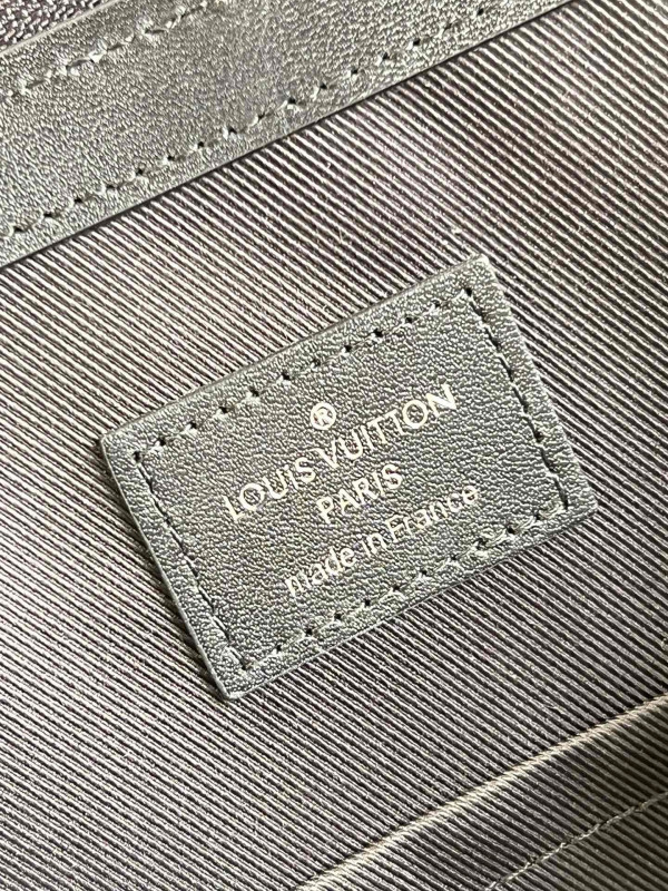 l0*is V*t0n sac plat cross