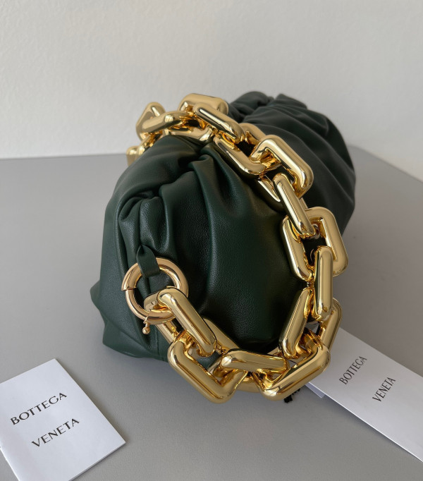 bo*te*ga Ve*ne*ta the chain pouch