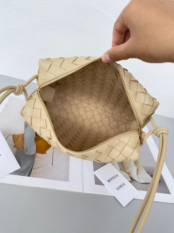 bo*te*ga Ve*ne*ta small loop camera bag