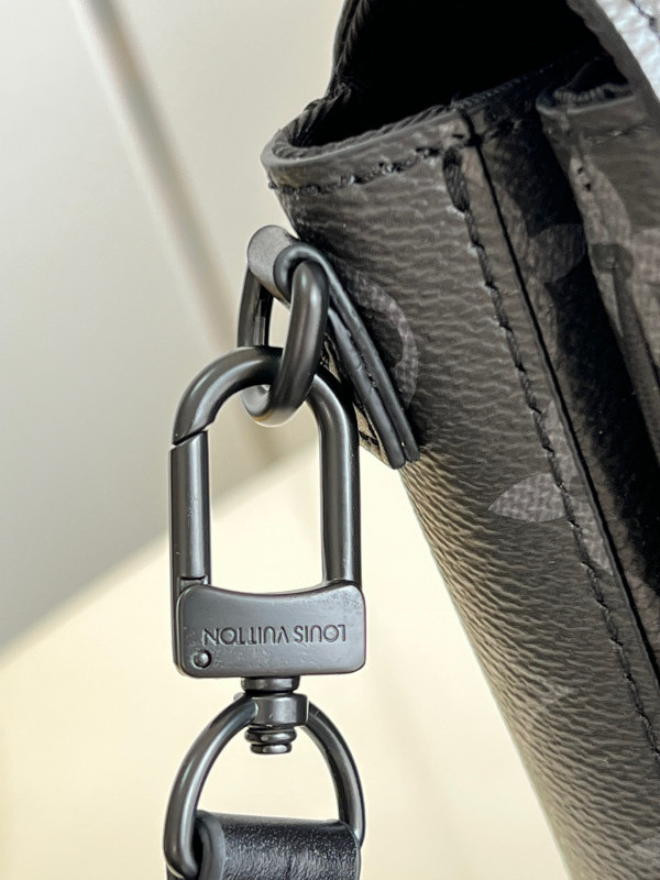 l0*is V*t0n s-lock vertical wearable wallet