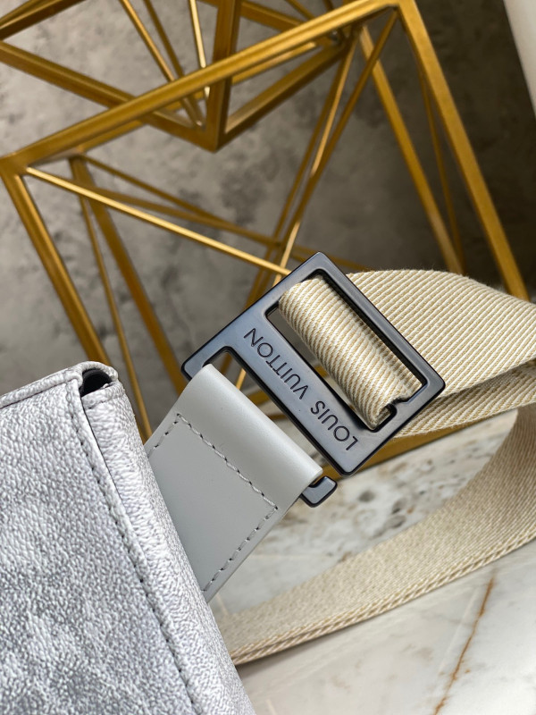 l0*is V*t0n trunk slingbag