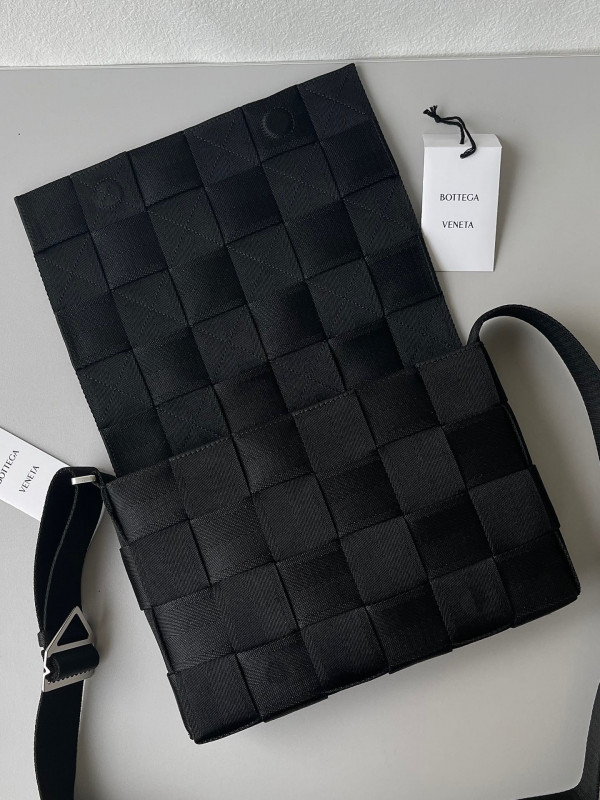 bo*te*ga Ve*ne*ta cassette webbing