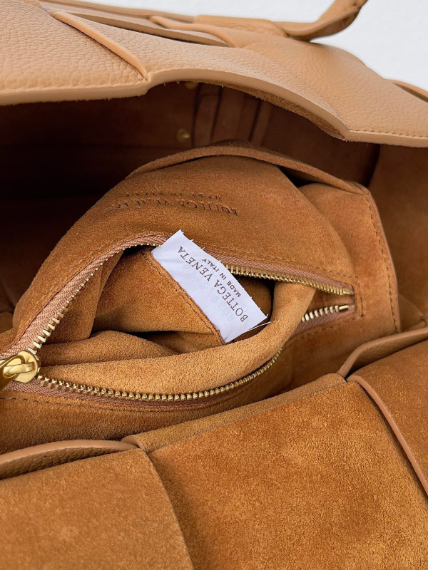 bo*te*ga Ve*ne*ta arco