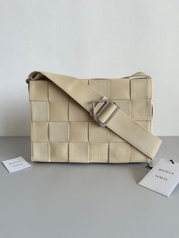 bo*te*ga Ve*ne*ta cassette webbing