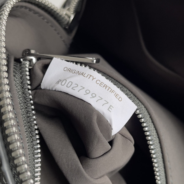 bo*te*ga Ve*ne*ta  intrecciato leather wallet-on-strap