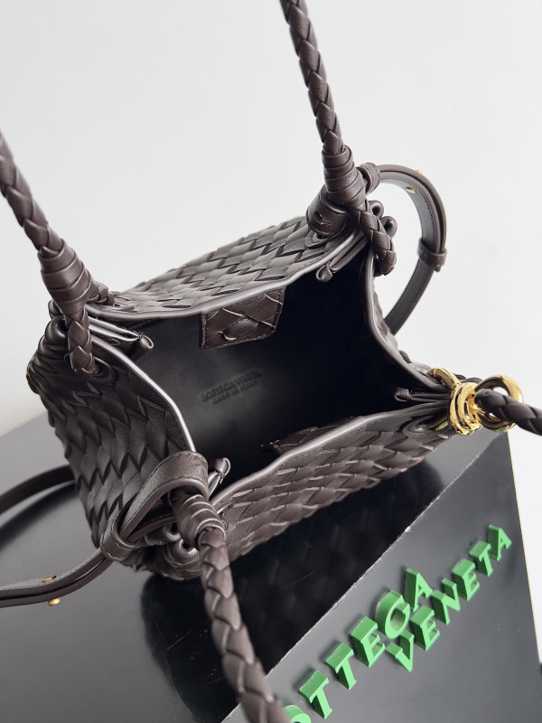 bo*te*ga Ve*ne*ta andiamo parachute small shoulder bag