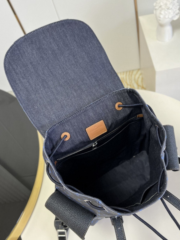 l0*is V*t0n christopher mm