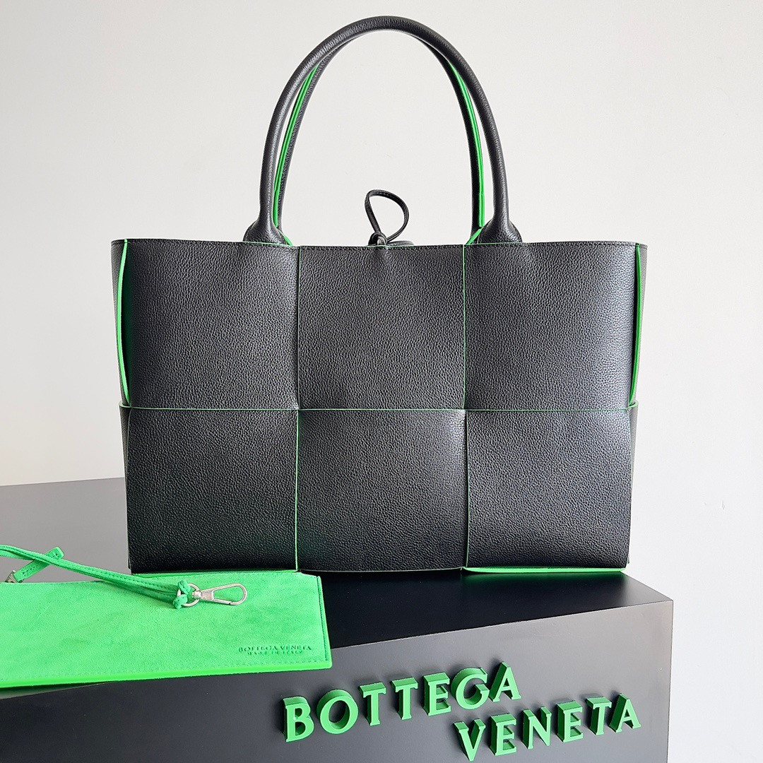 bo*te*ga Ve*ne*ta arco medium tote