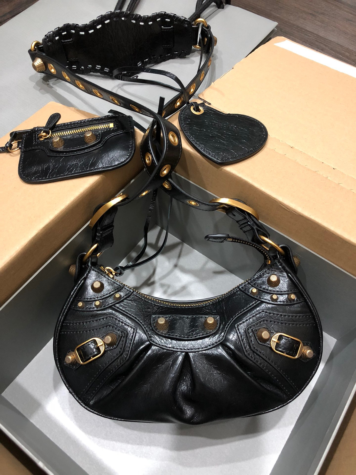 Ba*len*cia*ga women's le cagole xs shoulder bag