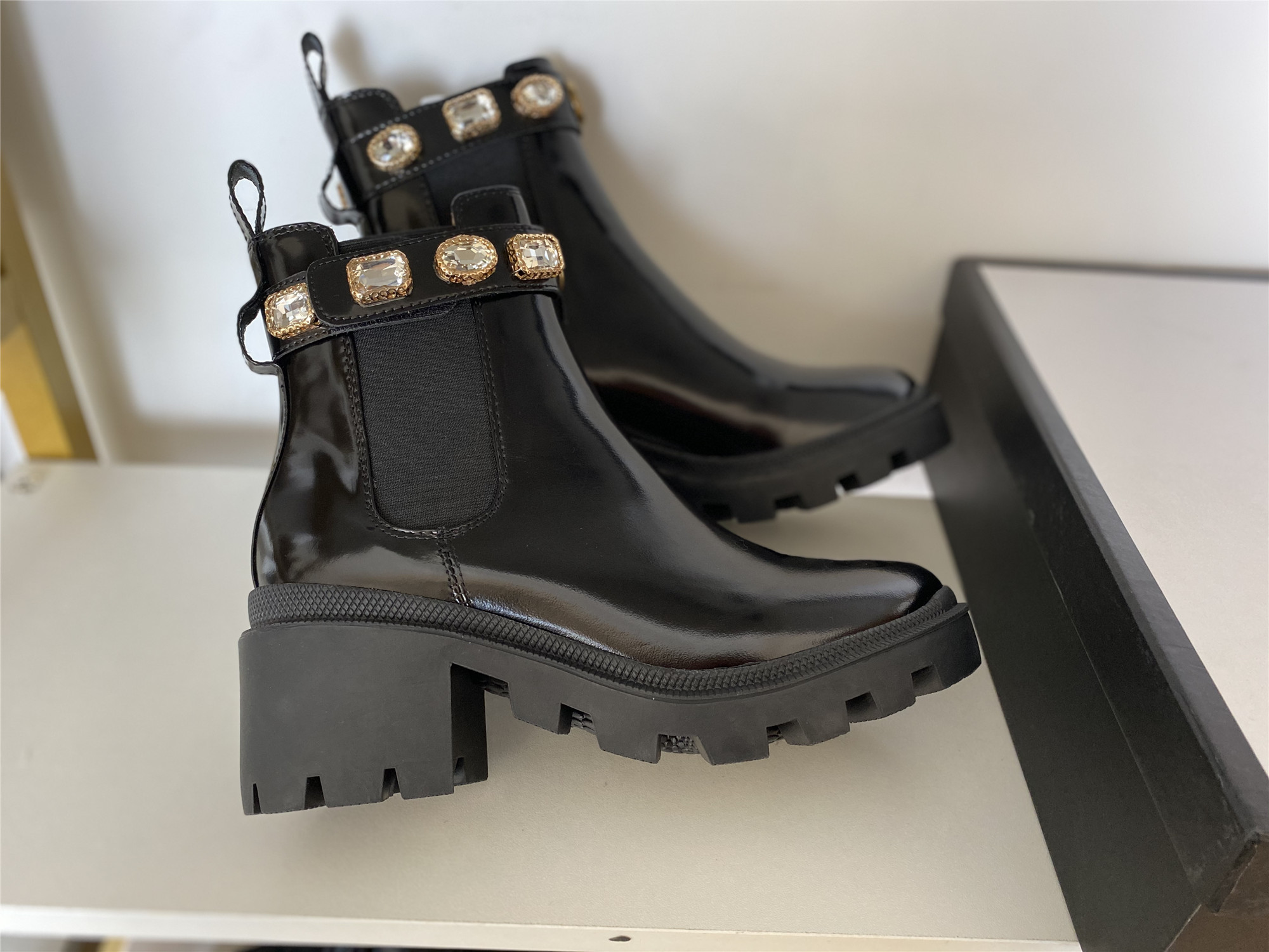 G*u*i embroidered leather ankle boot with belt