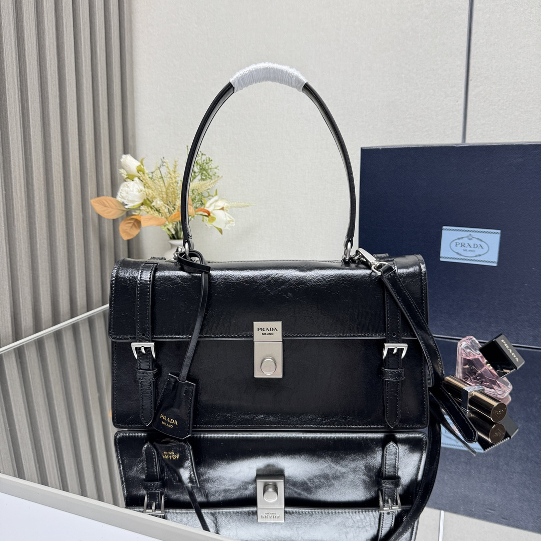 Pra*a medium leather handbag